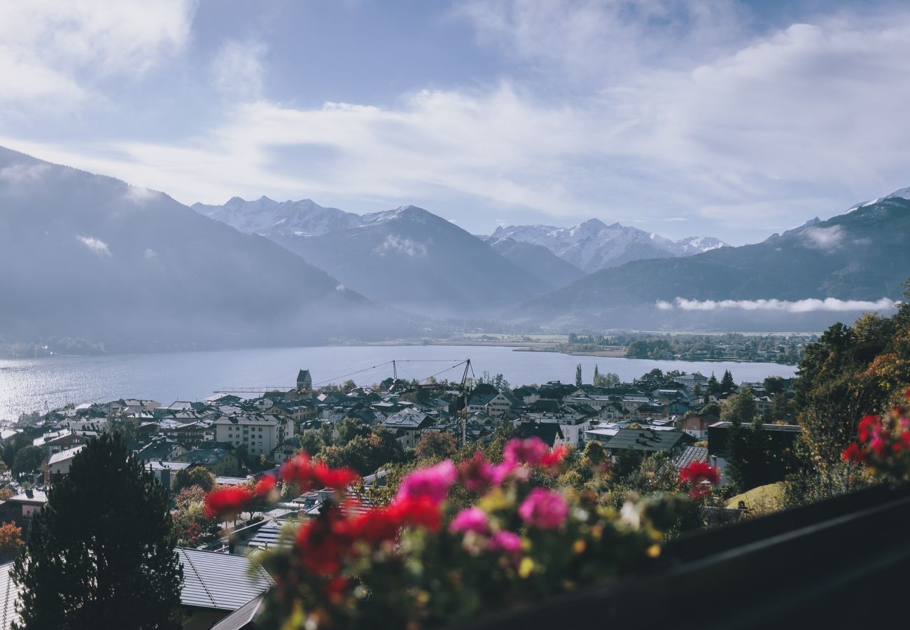 Aussicht vom Balkon im Apartments Haus Altenberger by we rent. Seeblick, Stadtblick und Bergblick.