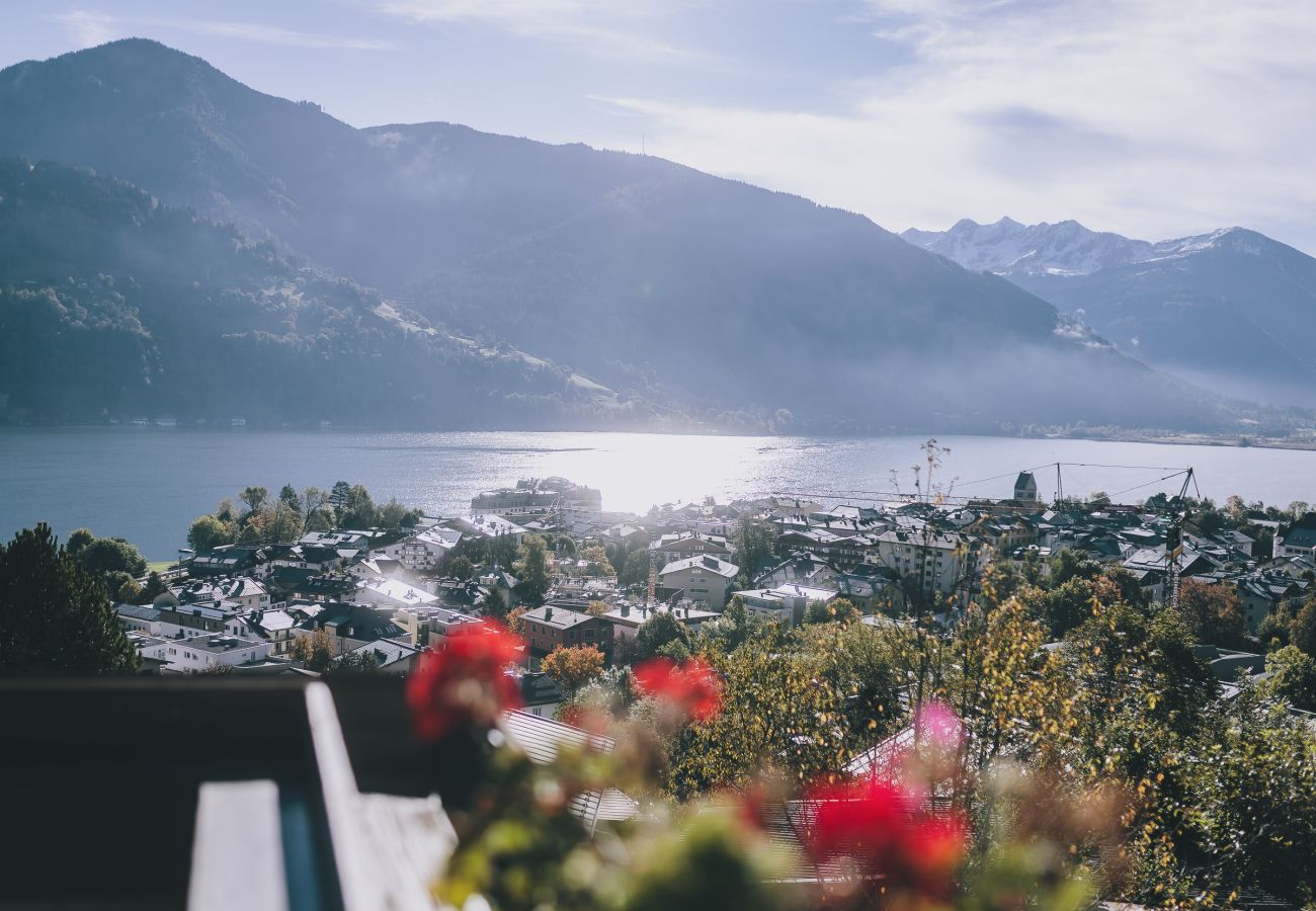 Aussicht vom Balkon im Apartments Haus Altenberger by we rent. Seeblick, Stadtblick und Bergblick.